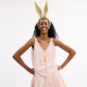 Bandeau à oreilles de lapin en peau de mouton