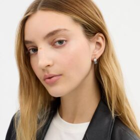 Boucles d’oreilles « Huggie » avec motif « C » répété