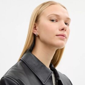 Boucles d’oreilles « Huggie » avec motif « C » répété
