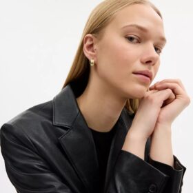 Boucles d’oreilles « Huggie » avec motif « C » répété