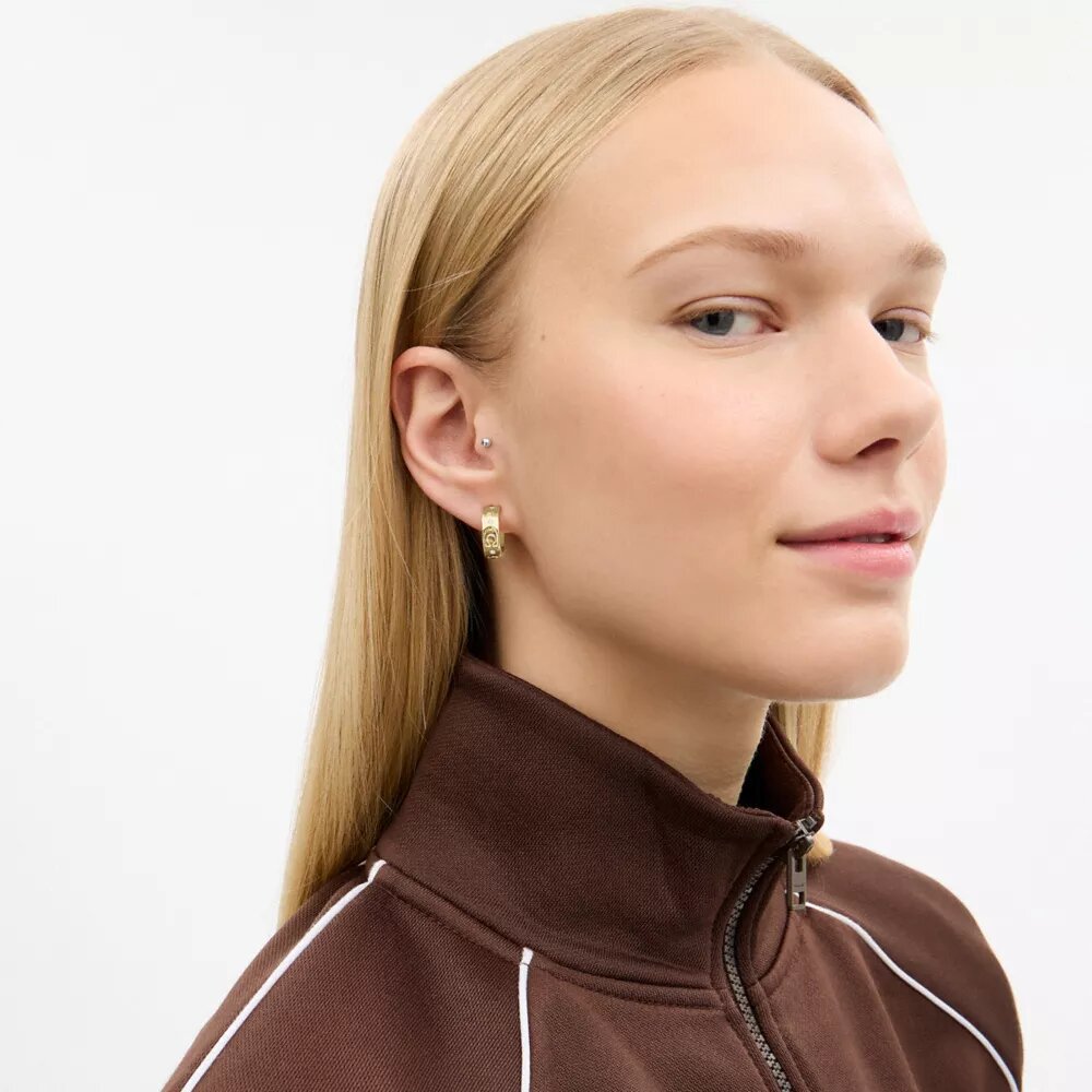 Boucles d’oreilles « Huggie » avec motif « C » répété