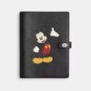 Carnet Disney X Coach en cuir régénéré avec Mickey Mouse