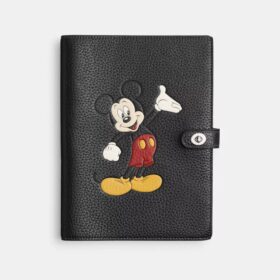 Carnet Disney X Coach en cuir régénéré avec Mickey Mouse