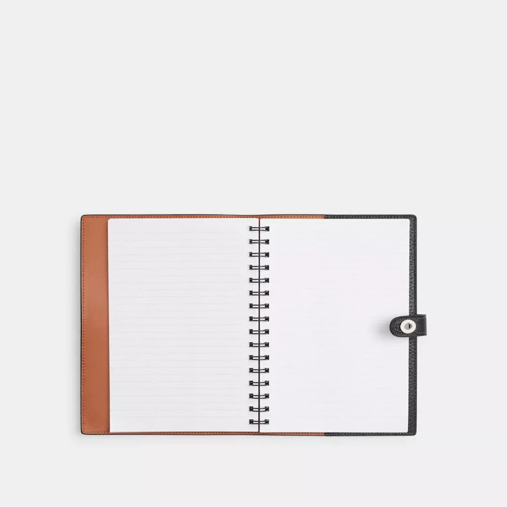 Carnet Disney X Coach en cuir régénéré avec Mickey Mouse