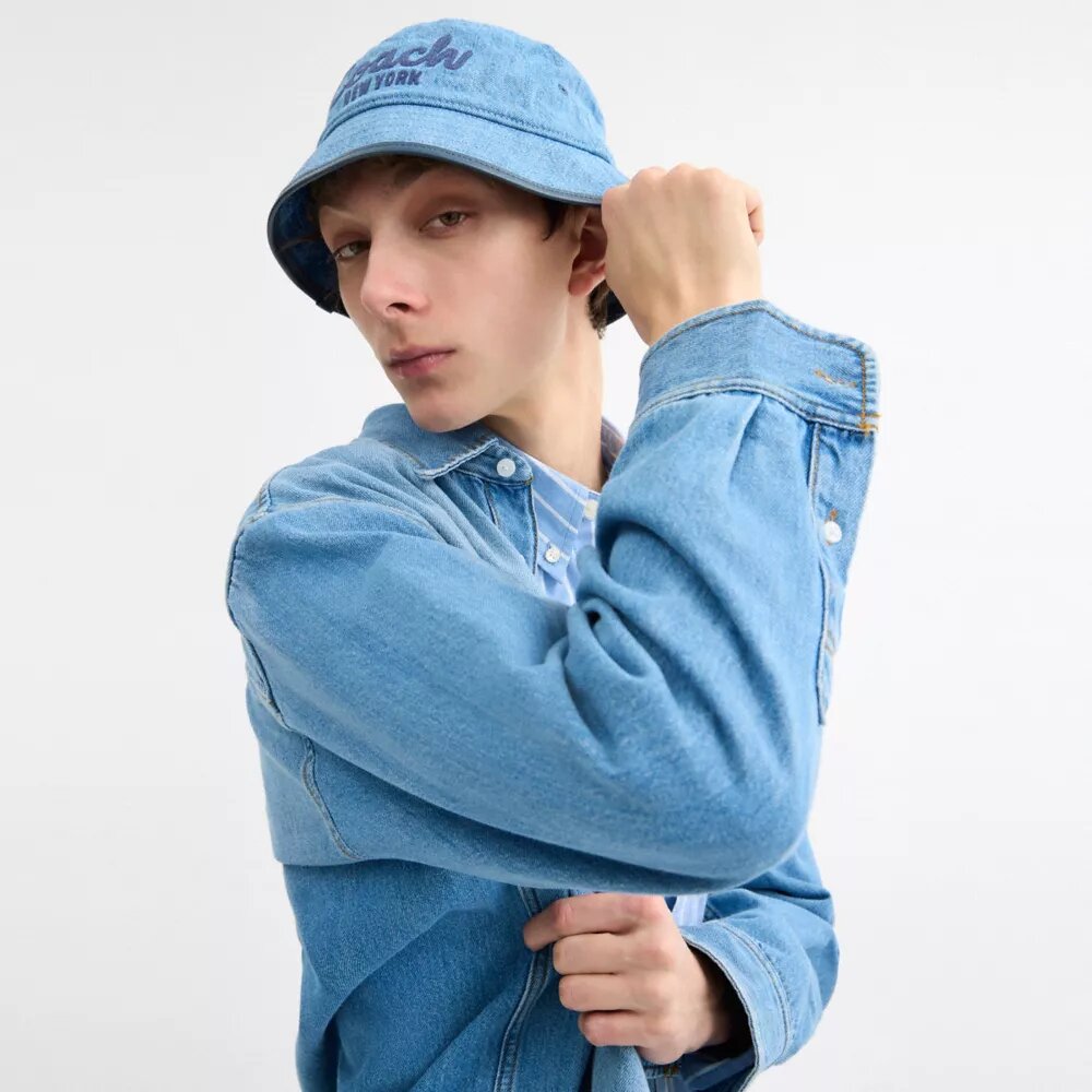 Chapeau bob en denim brodé du logo « Coach Script »