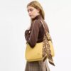 Écharpe fine en soie imprimée « Wild Spots »