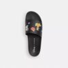 Claquettes Disney x Coach avec imprimé autocollant