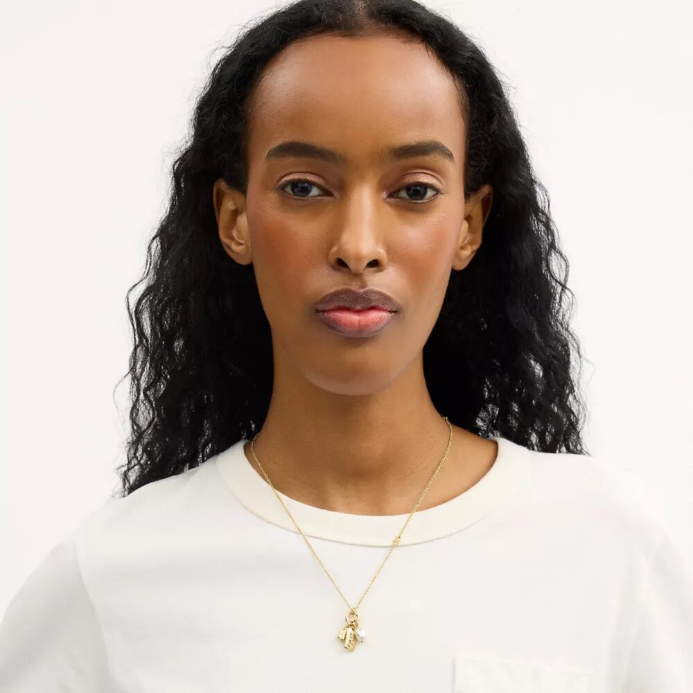 Collier avec pendentif en forme de perle