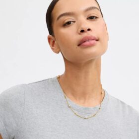 Collier de perles sculptées en forme de C