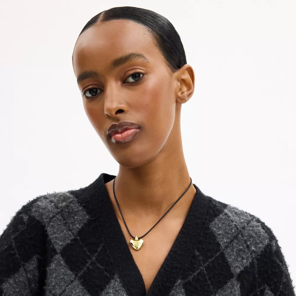 Collier à pendentif en forme de cœur emblématique