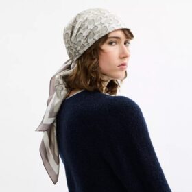 Foulard carré en soie emblématique