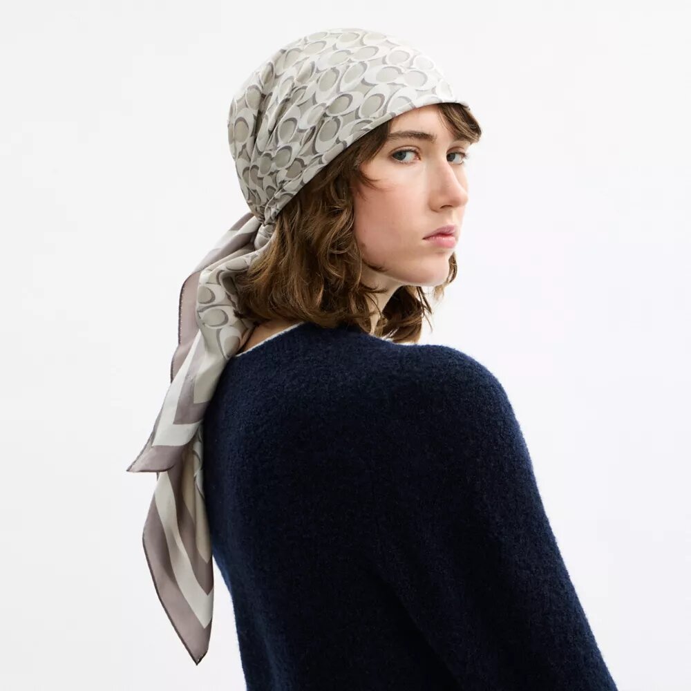 Foulard carré en soie emblématique