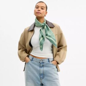 Foulard carré en soie emblématique