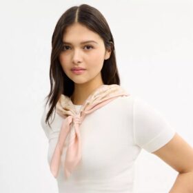 Foulard carré en soie emblématique