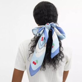 Foulard carré en soie à imprimé cerises Tabby