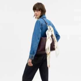 Foulard carré en soie à imprimé « Charms »