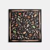 Foulard carré en soie à imprimé de motifs emblématiques