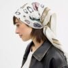 Foulard carré en soie à imprimé de motifs emblématiques