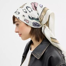 Foulard carré en soie à imprimé de motifs emblématiques