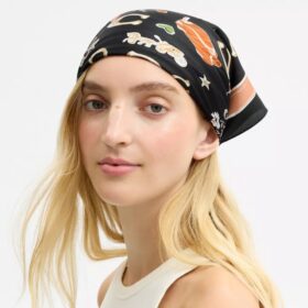 Foulard carré en soie à imprimé de motifs emblématiques