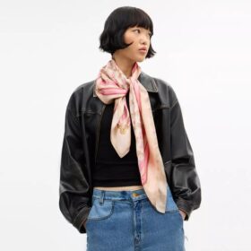 Foulard carré en soie à imprimé « Horse and Carriage Strap »