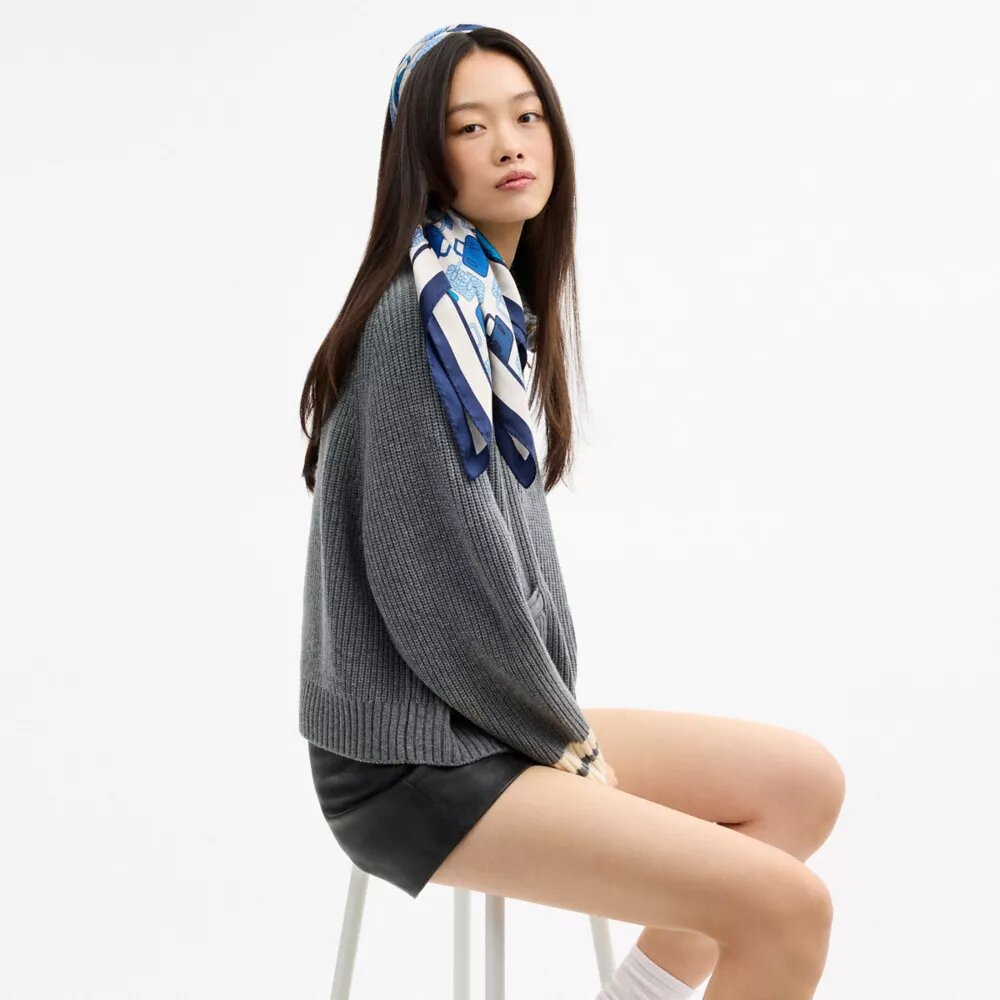 Foulard carré en soie à imprimé sac en trompe-l'œil
