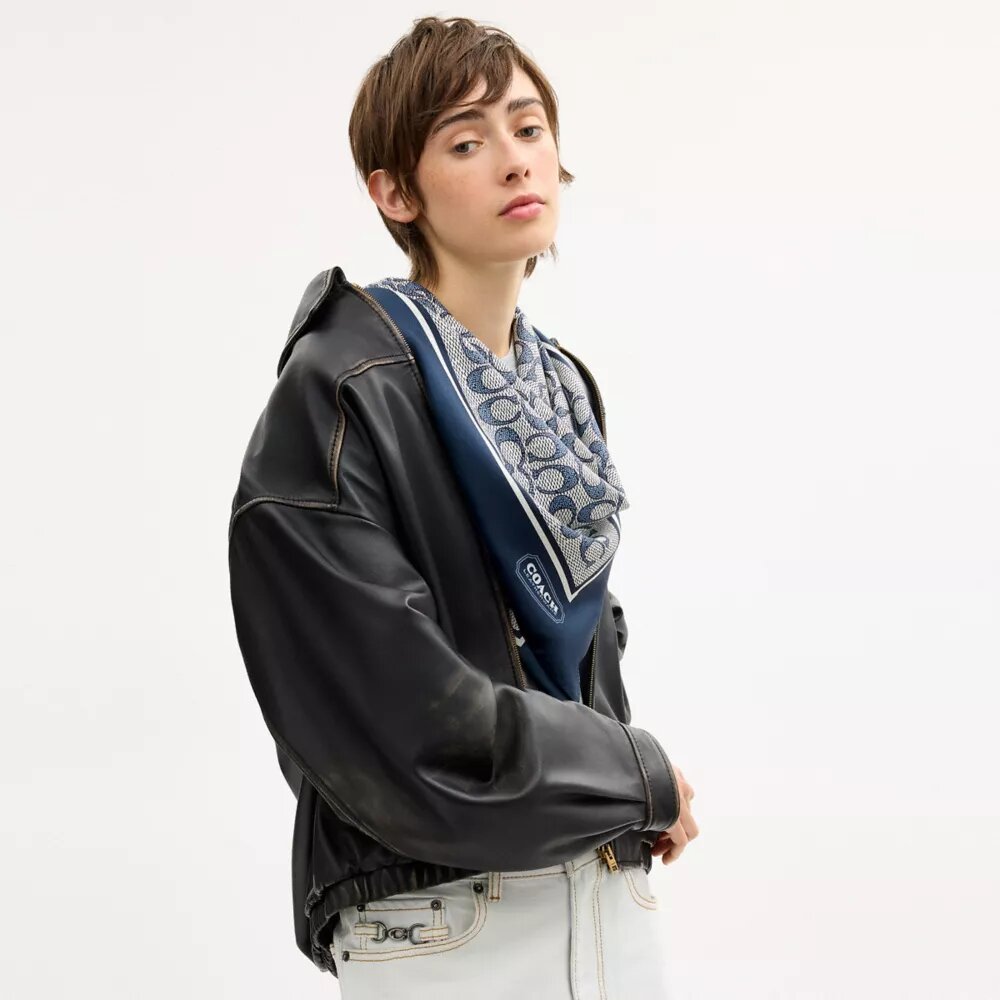 Foulard carré en soie à imprimé texturé emblématique