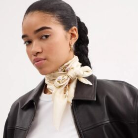 Foulard carré en soie à l’imprimé « Spring Blossom » emblématique
