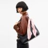 Foulard en soie en forme de losange à imprimé « Tea Rose » en cascade