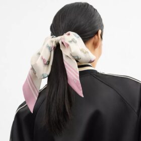 Foulard fin et large en soie à imprimé « bonbons emballés »