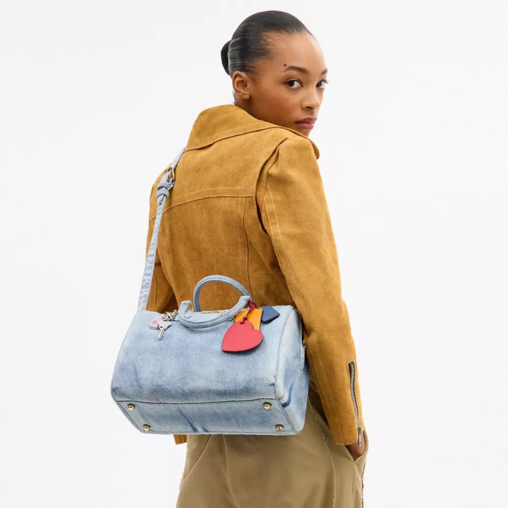 Grand sac à main Rowan en denim « usé » avec Charms