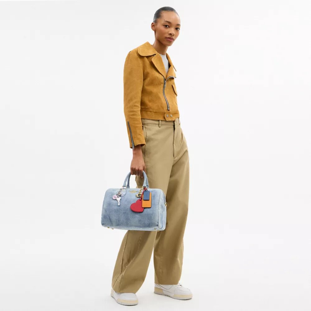 Grand sac à main Rowan en denim « usé » avec Charms