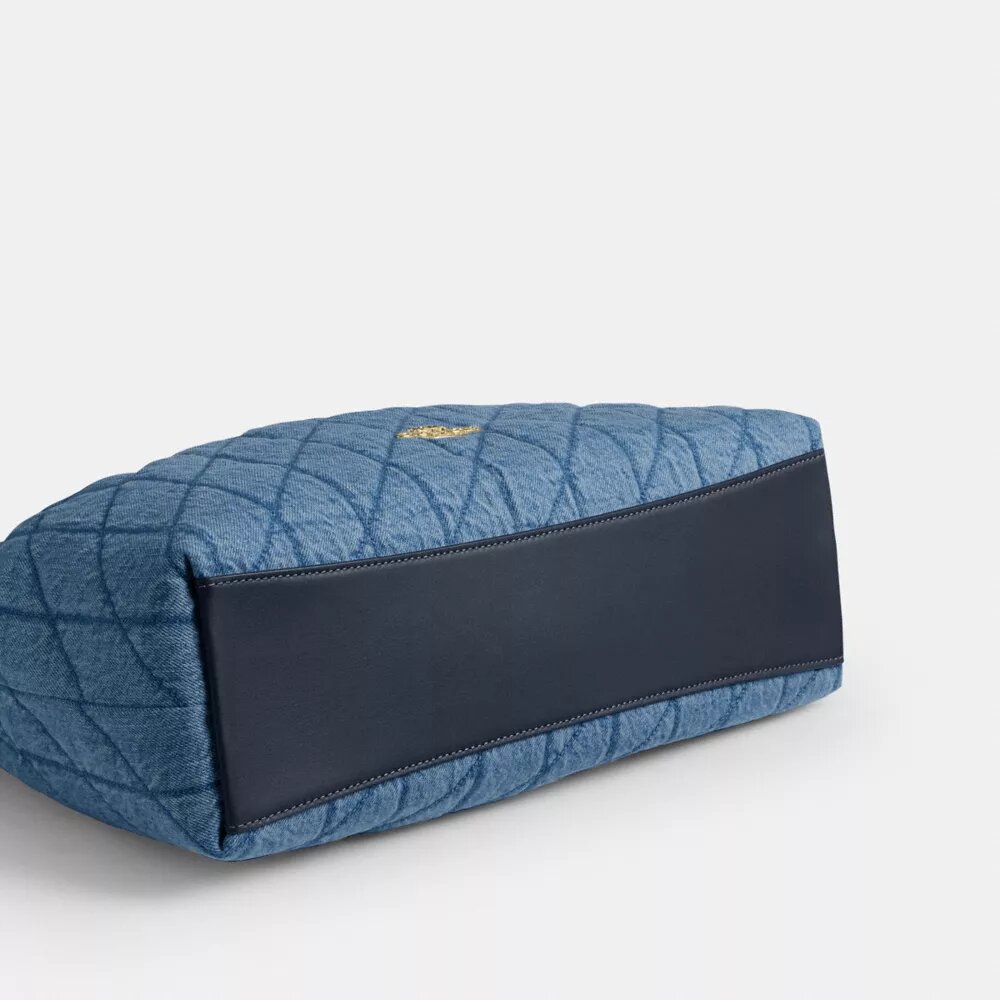 Grand sac porté épaule Evelyn en coton régénératif avec matelassage