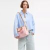 Grand sac satchel Rowan en Signature Canvas avec Charms
