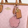 Grand sac satchel Rowan en Signature Canvas avec Charms