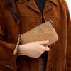 Grande pochette dragonne à fermeture éclair d'angle