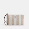 Grande pochette dragonne à fermeture éclair d'angle en Signature Canvas