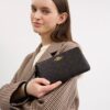 Grande pochette dragonne à fermeture éclair d'angle en Signature Canvas