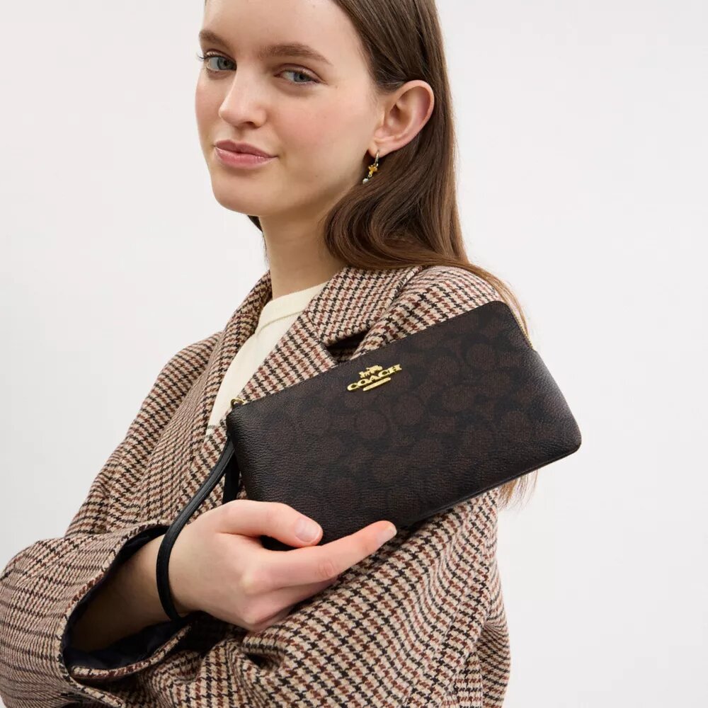 Grande pochette dragonne à fermeture éclair d'angle en Signature Canvas