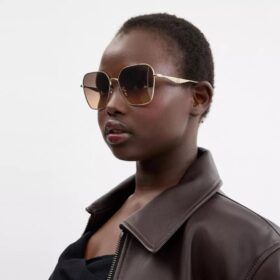 Lunettes de soleil carrées oversize en métal avec détails « C »
