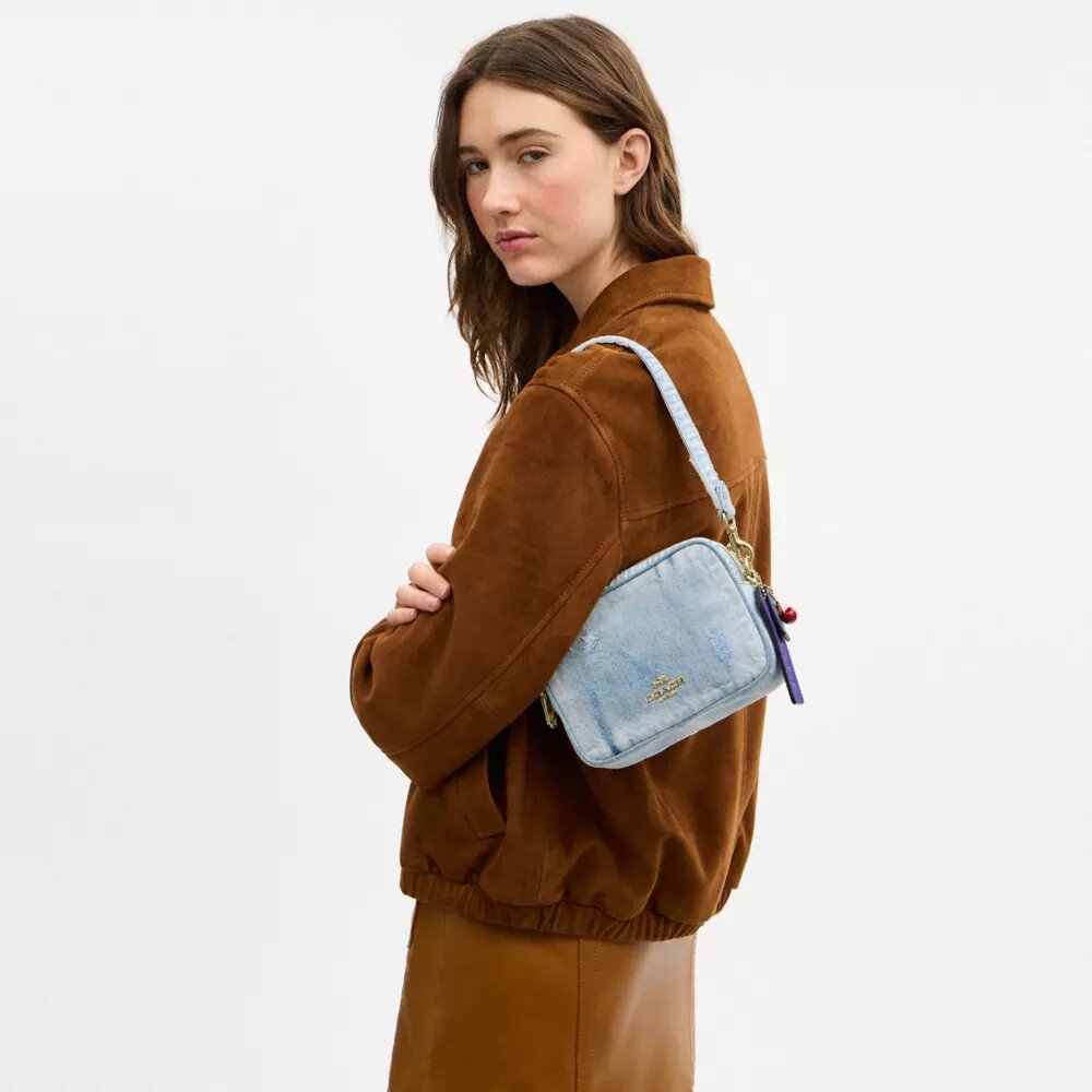 Mini sac bandoulière Carey en denim « Loved » avec Charms