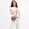 Mini sac bandoulière Carey en Signature Canvas