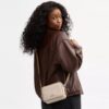 Mini sac bandoulière Carey en Signature Canvas