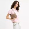 Mini sac bandoulière Carey en Signature Canvas