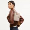 Mini sac bandoulière Carey en Signature Canvas