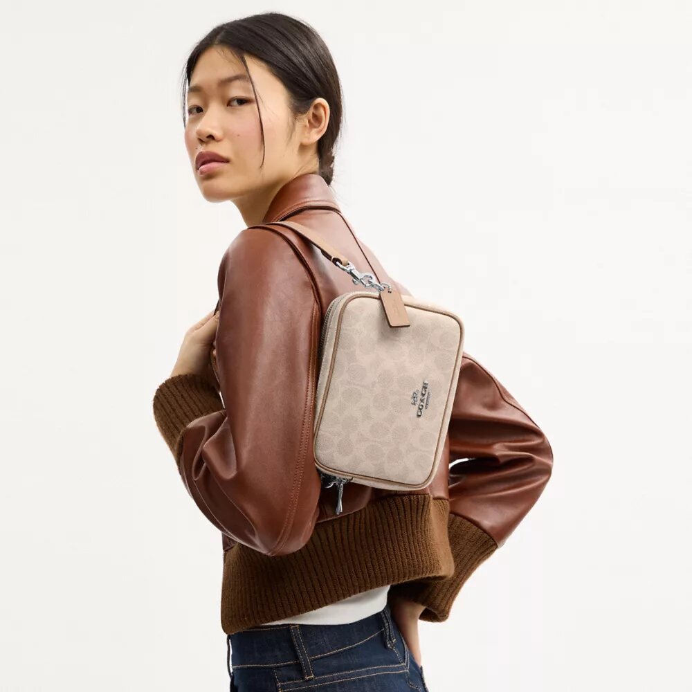 Mini sac bandoulière Carey en Signature Canvas