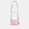 Mini sac bandoulière Carey en Signature Canvas avec Charms