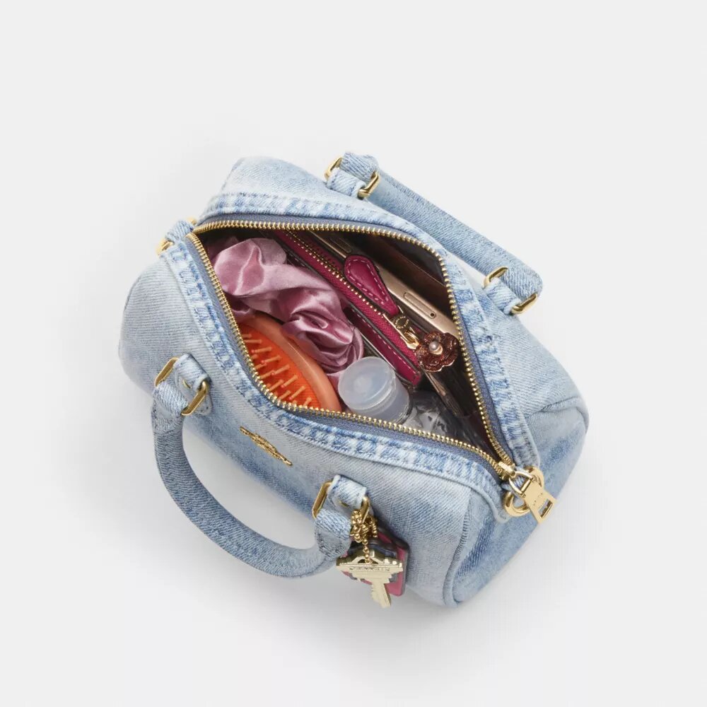 Mini sac bandoulière Rowan en denim usé avec Charms