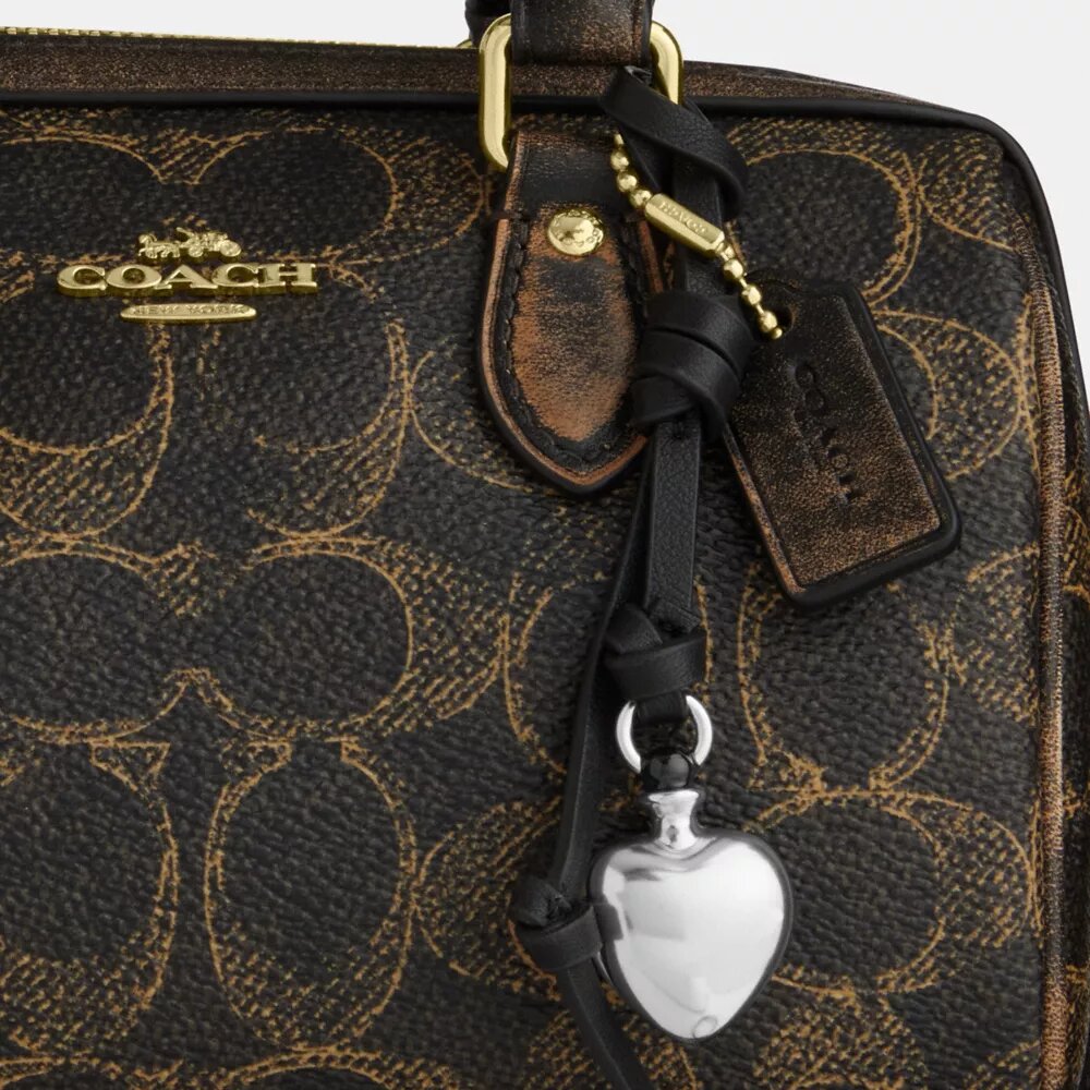 Mini sac bandoulière Rowan en Signature Canvas avec Charms