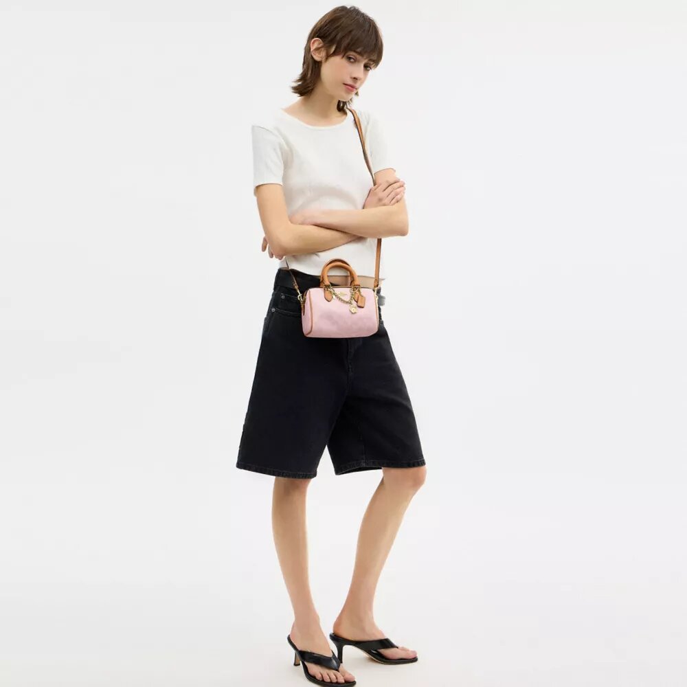 Mini sac bandoulière Rowan en Signature Canvas avec Charms